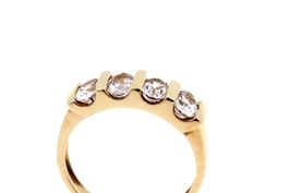 Ring mit 4 hellen Amethysten in 9K Gelbgold *S3469