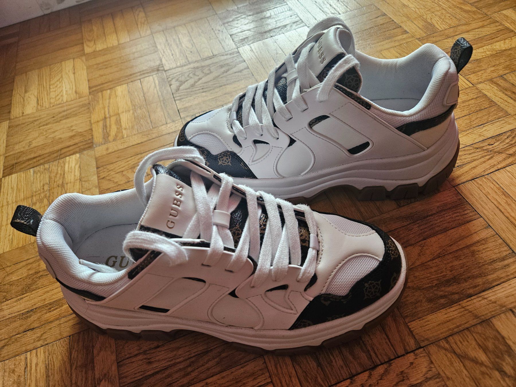 Guess Scarpe da donna: Guess Sneaker Grösse 40 - new! – Nuovo (secondo la descrizione) da Zürich venduto da SkullLady88 1