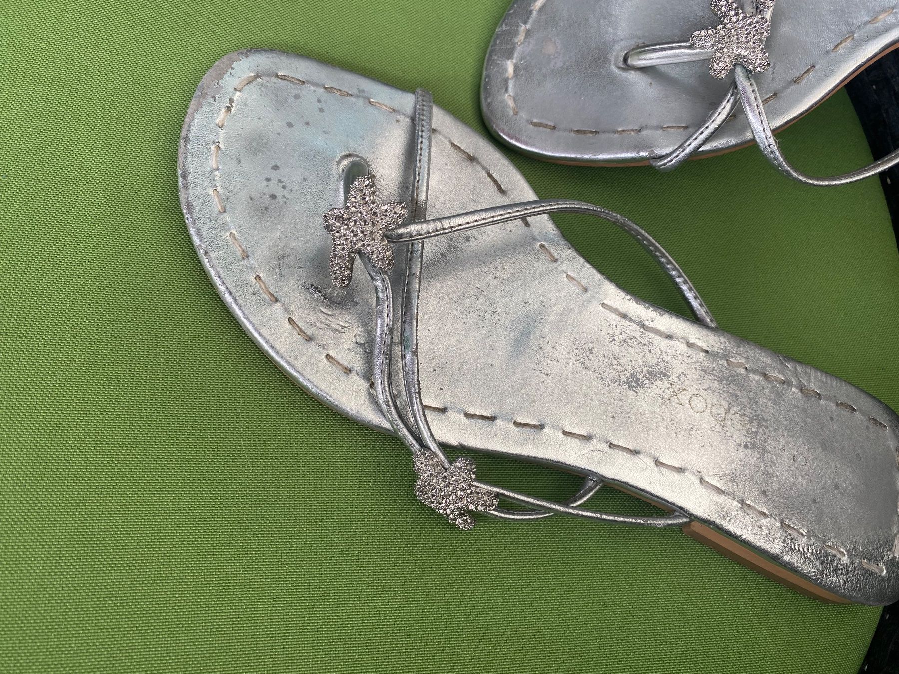 Damenschuhe: SUMMERTIME - tolle SHOEBOX Flip-Flops mit Décor, silber, 38 – Gebraucht aus Winkel von ferrari2022 5