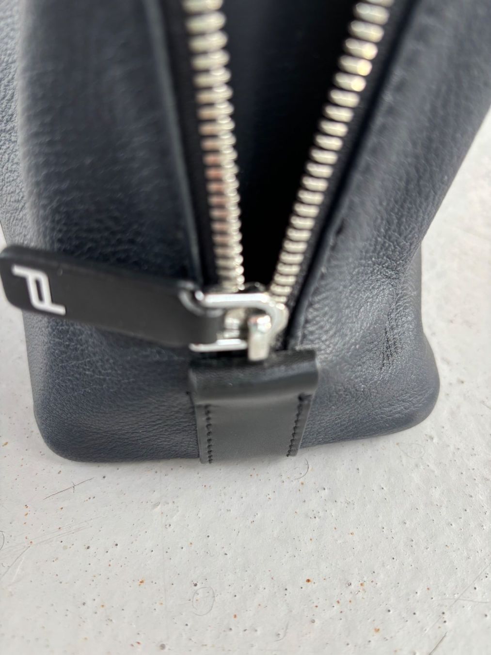 Porsche Custodie per cosmetici: Porsche Design Leather Toiletry Bag, Navy, VG Condition – Usato da Zollikon venduto da Ostendo 5