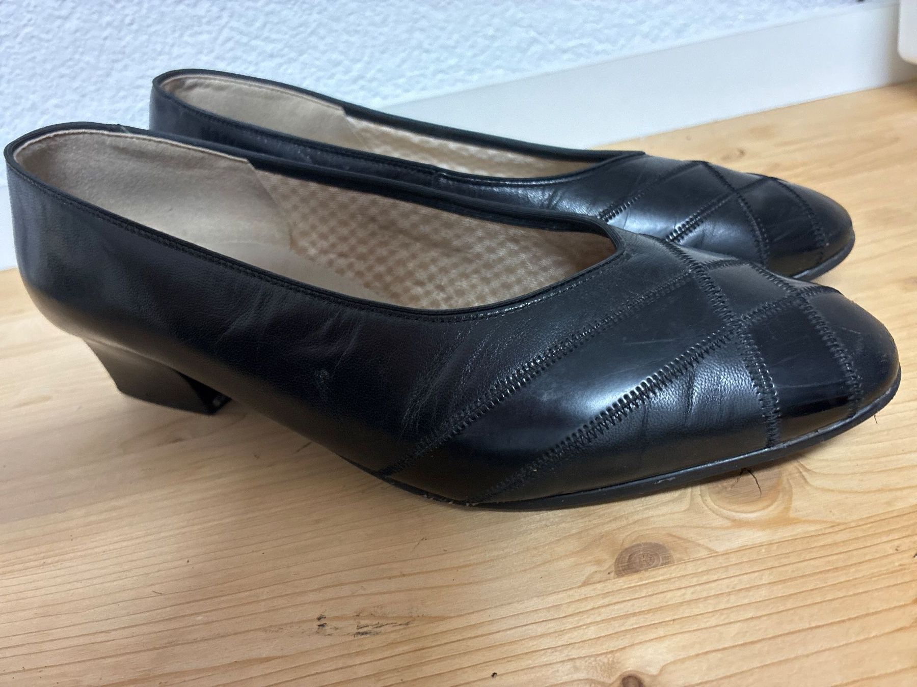 Scarpe da donna: Schwarze Damenschuhe Echtleder Gr.41, – Usato da Fehraltorf venduto da Vorhang