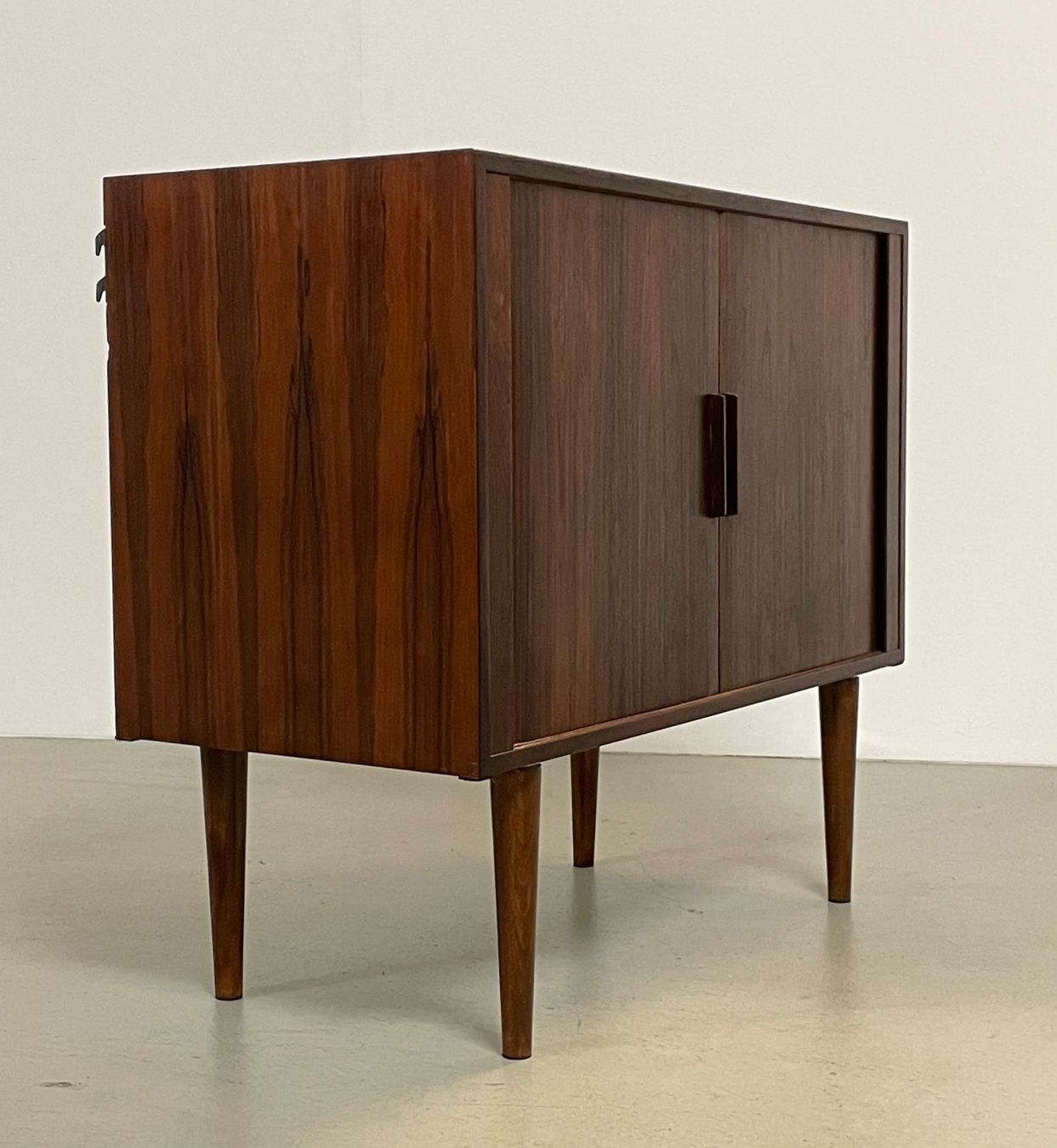 Cassettiere: Kai Kristiansen Palisander Sideboard Kommode Schallplatten – Usato da Basel venduto da MidMod20C 3
