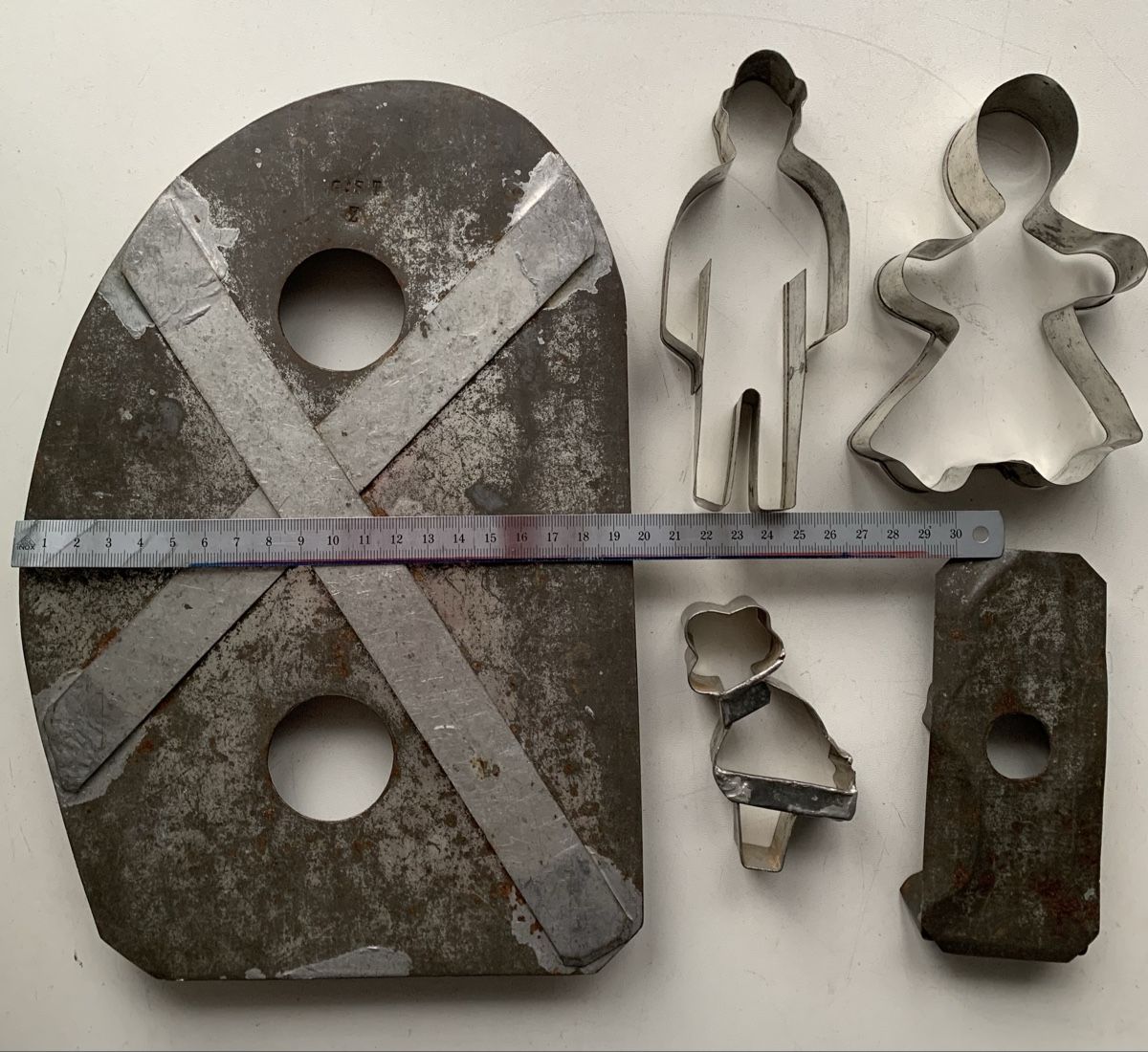 Teglie da forno: 5 Antike Ausstechformen Metall   – Usato da Egg b. Zürich venduto da ohtannenbaum 1