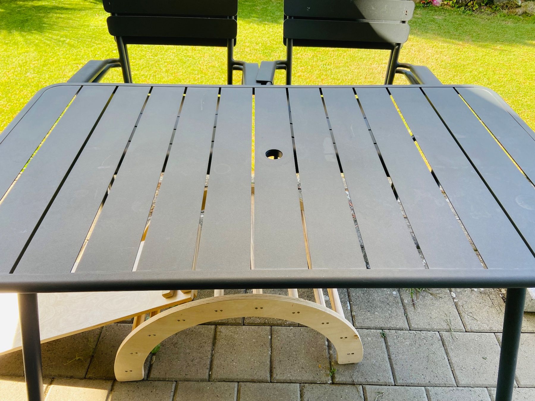 Fermob Tables: Gartentisch und 4 Stühlen, Fermob – D'occasion à Feuerthalen par cor_l7lj