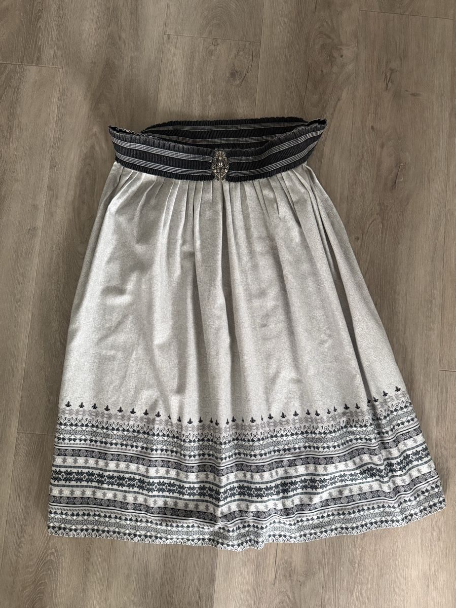 Vestiti: Dirndl Berwin & Wolff, Grösse 38/40, Grau mit Spitze – Nuovo e nell'imballaggio originale da Ernetschwil venduto da V8. 4