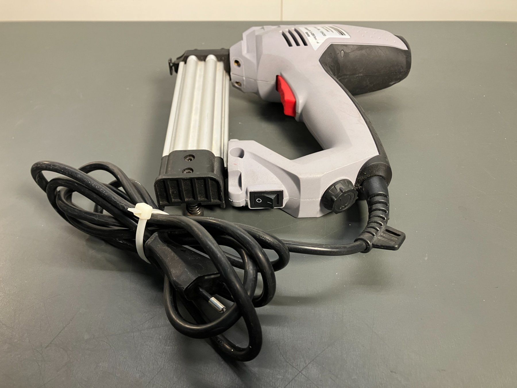 Alle Werkzeuge: gebr. Mannesmann - El. Tacker 50W ab 1.- – Gebraucht aus Lichtensteig von Buy24International 2