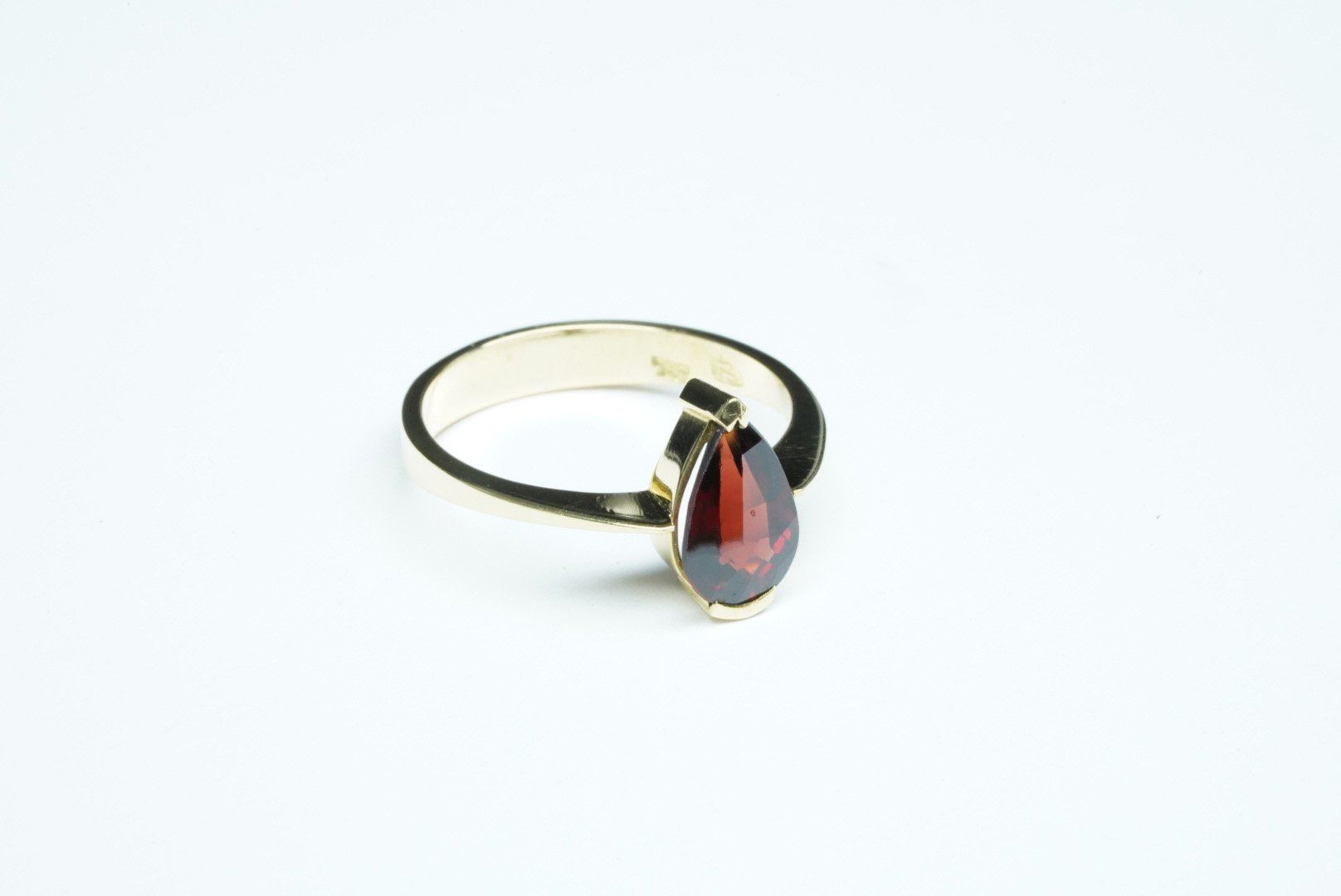 Anelli: Fingerring Gelbgold mit Granat – Usato da Bülach venduto da Re-Jewelled 1