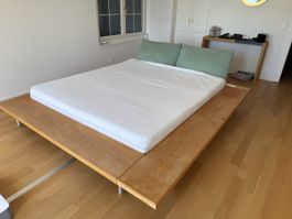 Lit double complet avec sommier à lattes et matelas.