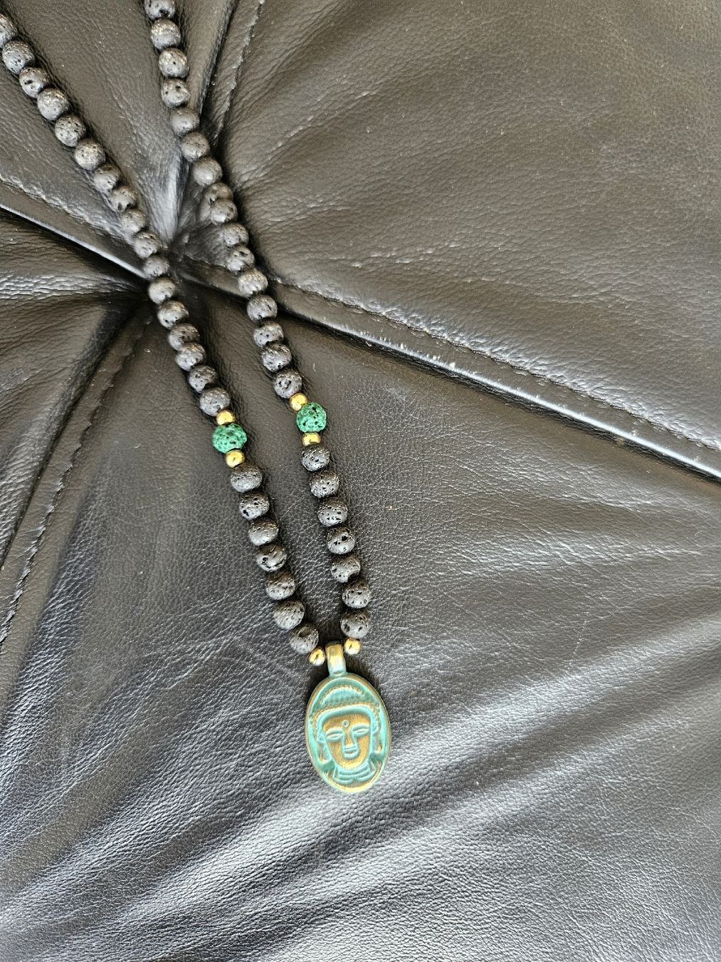 Catenine: Buddha-Halskette aus Bali mit echten Vulkansteinen – Usato da Windisch venduto da maggee