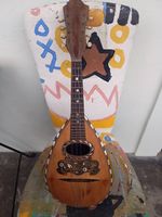 Antike Mandoline mit Intarsien, spielebereit im Sommer