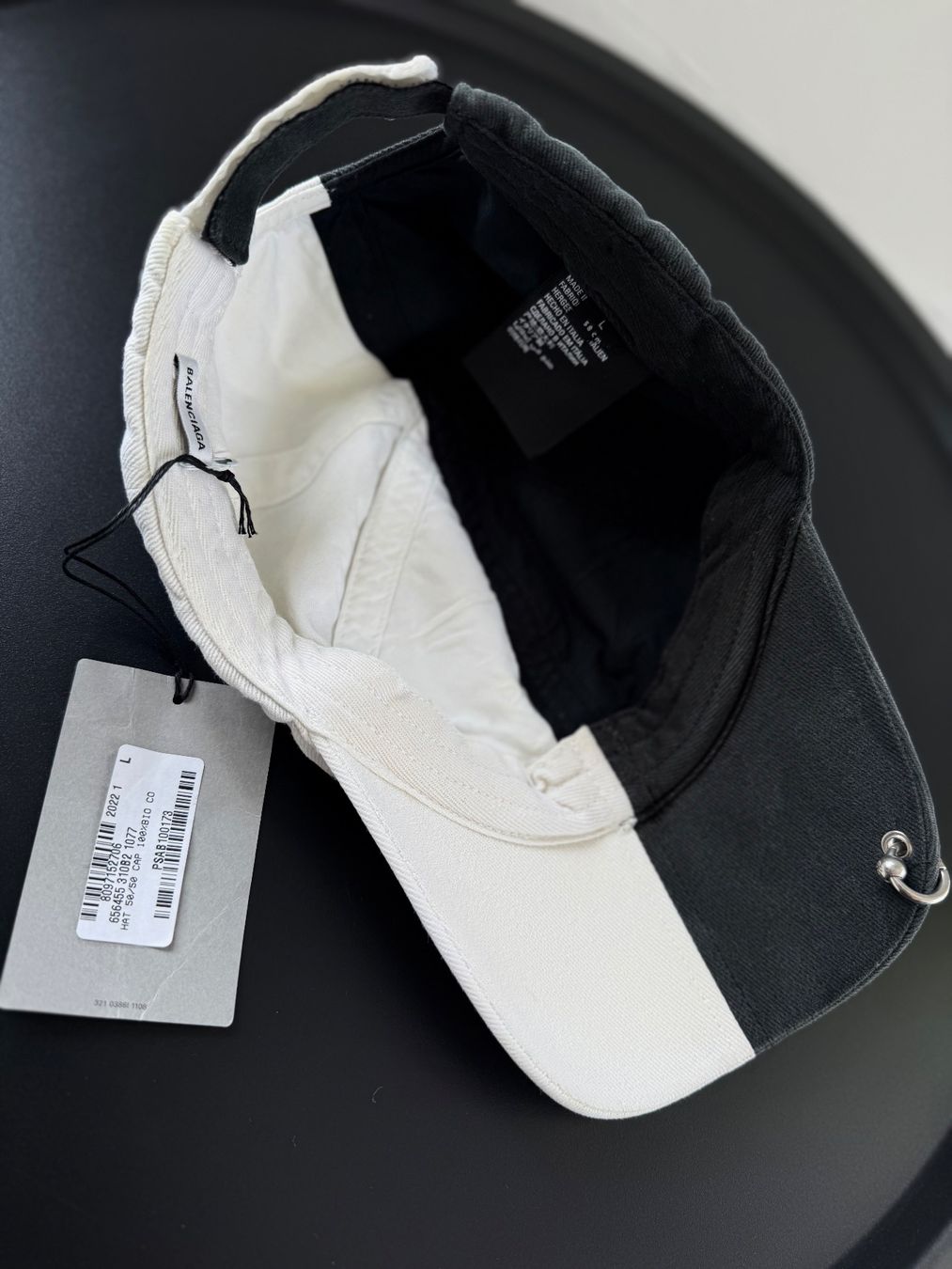 Balenciaga Copricapi, berretti & cappellini: Balenciaga 50/50 Cap mit Piercing – Nuovo e nell'imballaggio originale da Kilchberg ZH venduto da LuxuryVault 6