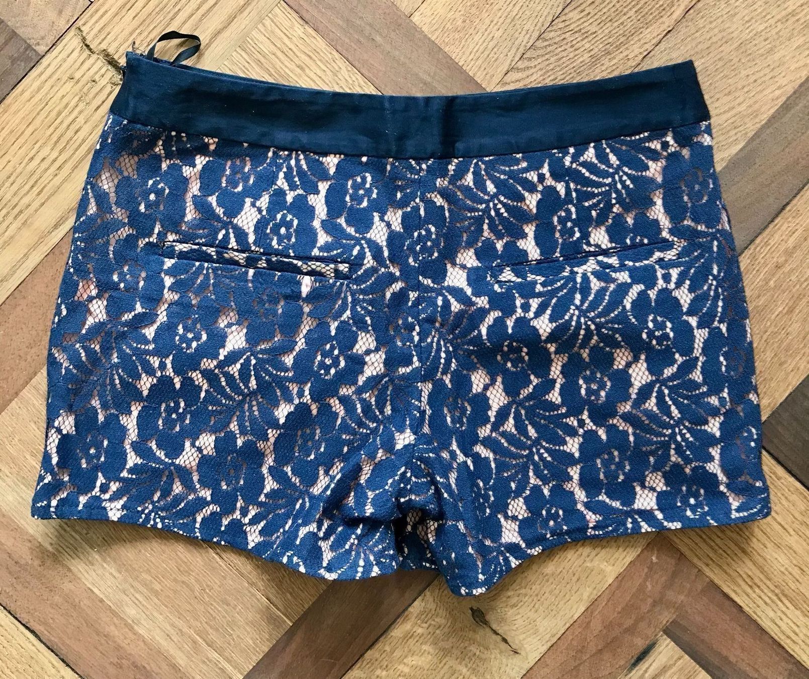 French Connection Hosen: French Connection Spitzen / Lace Shorts / Hose – Neu (gemäss Beschreibung) aus Zürich von Sarazrh 1