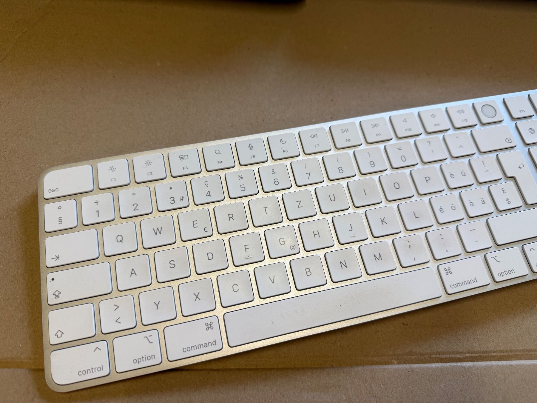Apple Tastaturen: Apple Magic Keyboard - Neuwertig, CH-Layout, Schnäppchen! – Gebraucht aus Zürich von Zvijerka 1