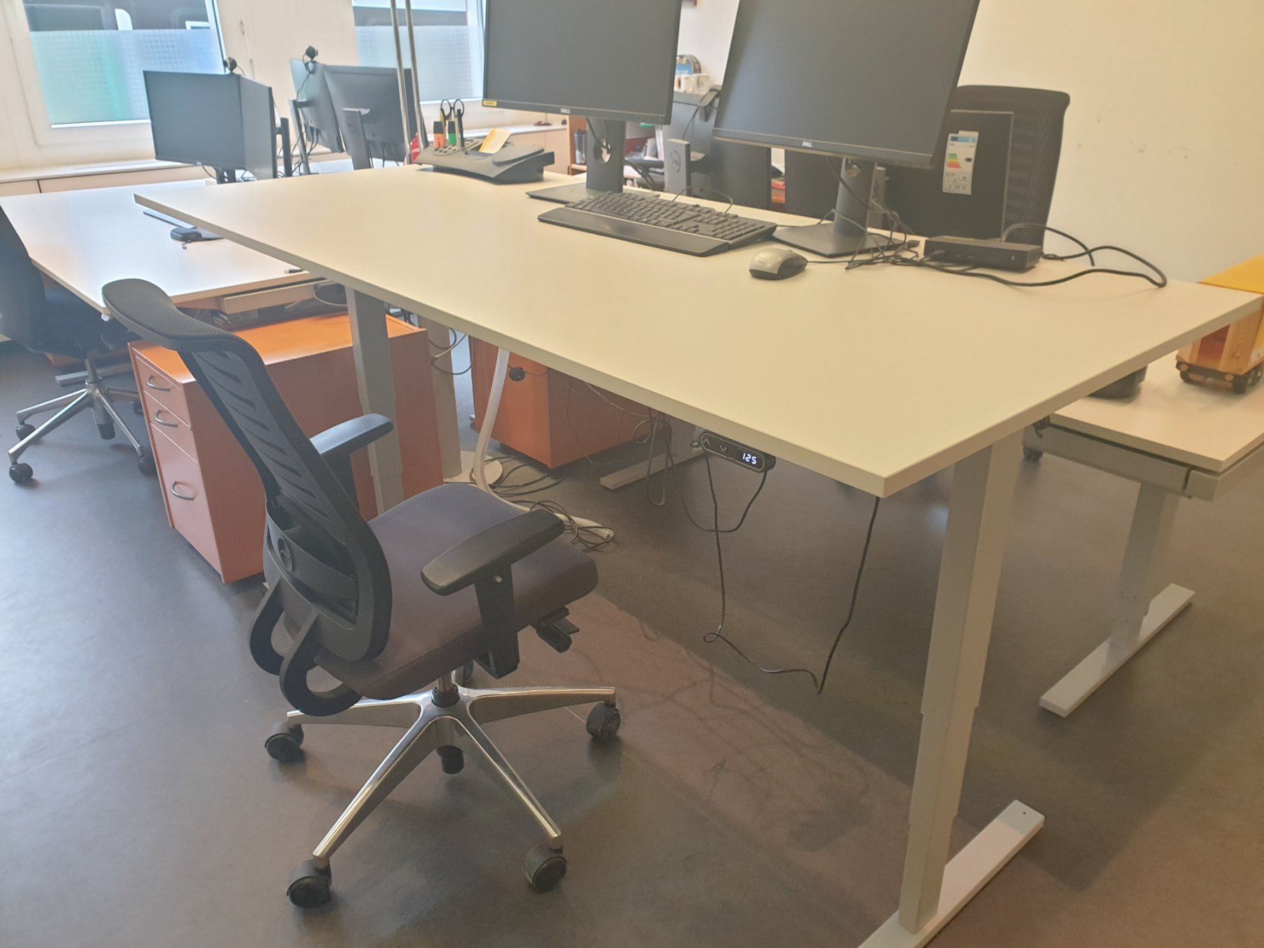 Lista Scrivanie: Stehpult; elektrisch Höhenverstellbar – Usato da Ellikon a d Thur venduto da Glumsoe