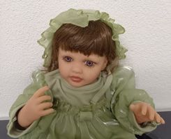 HÜBSCHE *PUPPE* MIT ITAL.SPRACHE/L CA. 53CM/GRÜN BEKLEIDET