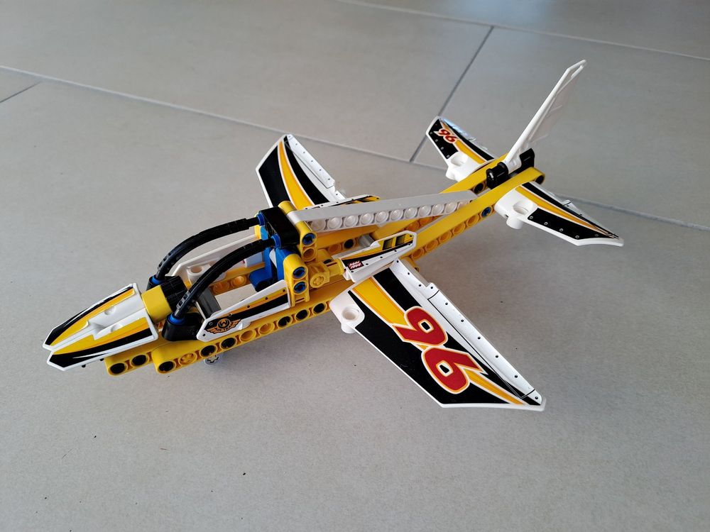 LEGO Technic 42044 Display Team Jet - gelbes Flugzeug (Gebraucht) in ...