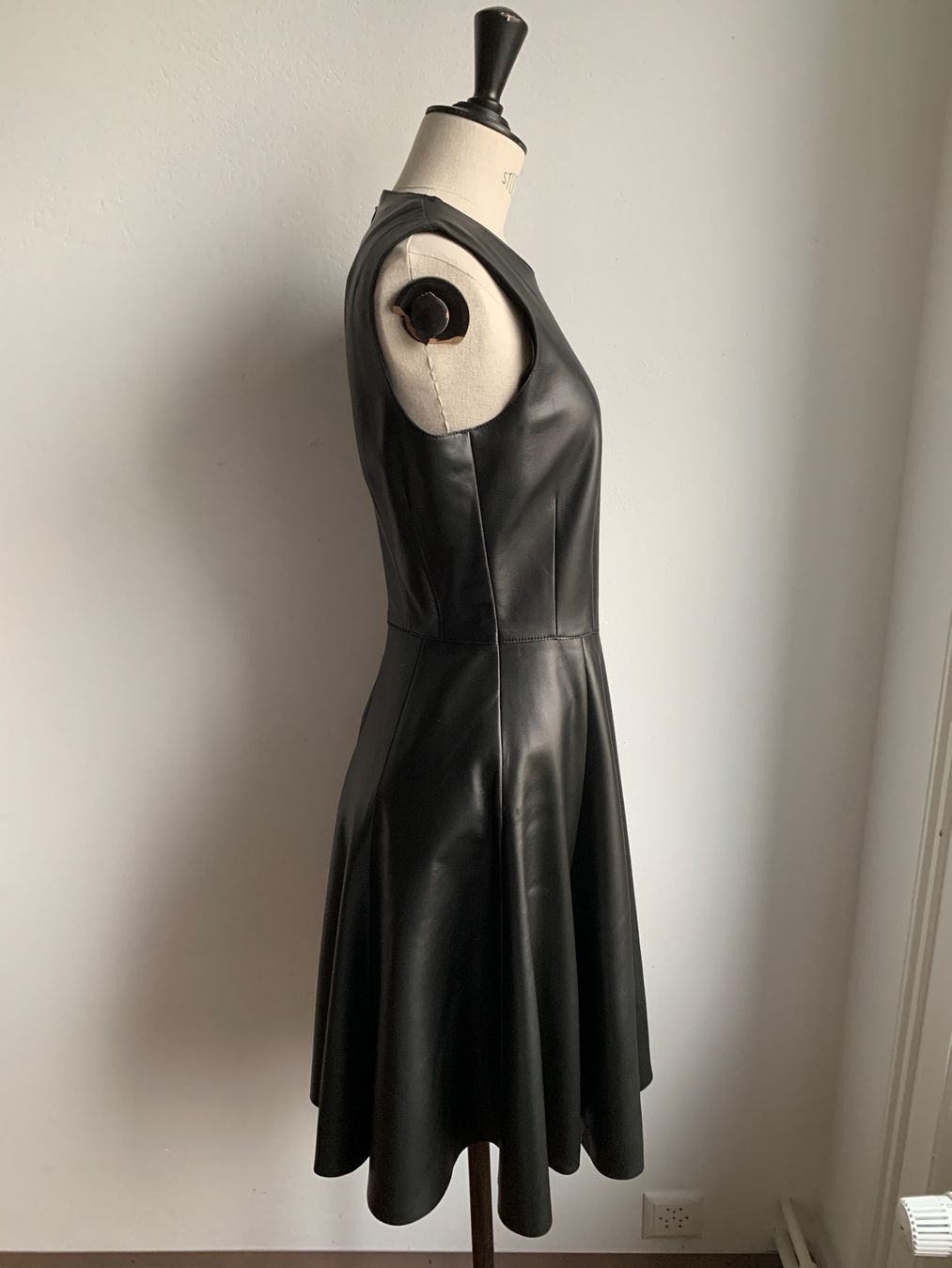 Akris Vestiti: AKRIS: Herrlich swingendes, schwarzes Lederkleid, Gr. 36 – Usato da Luzern venduto da designluzern 3