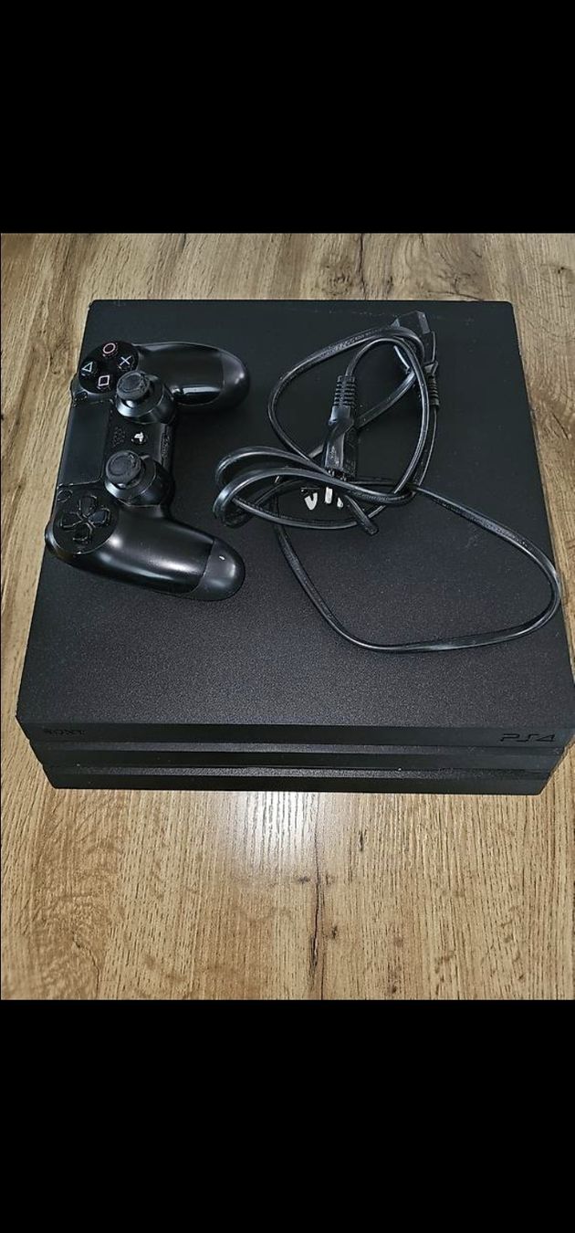 Sony Console: Console PlayStation 4 avec deux manettes et un cable d'alim – Usato da Veytaux venduto da HelvetiePixel 1