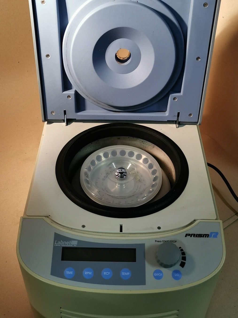 Attrezzature mediche: Refrigerated Centrifuge Labnet Prism C2500-R – Usato da Ecublens VD venduto da Netfinity 3