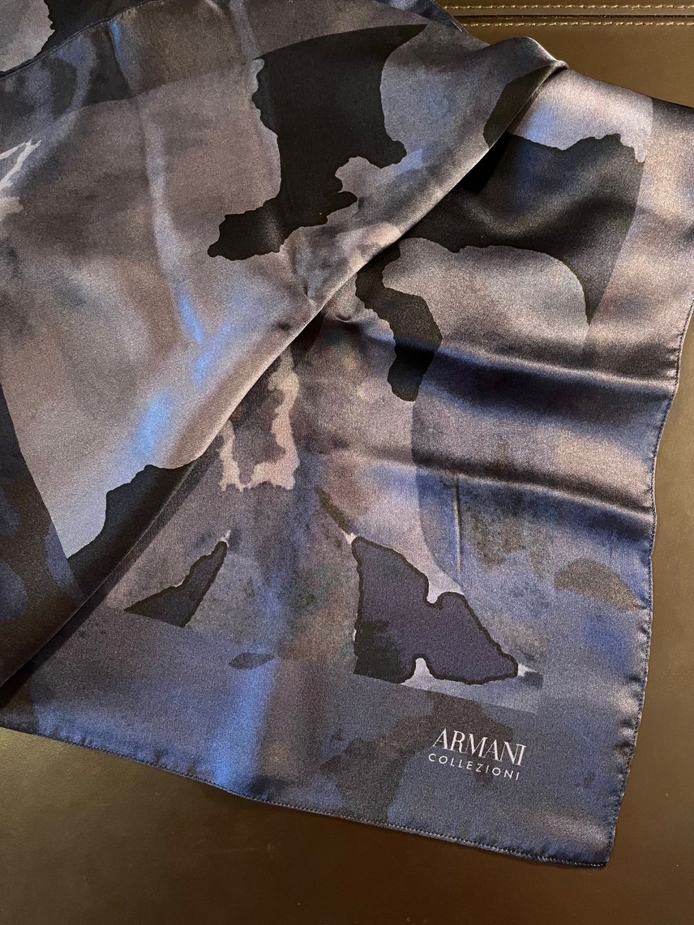Armani Foulard & Sciarpe: Seidentuch ARMANI Collezioni – Nuovo e nell'imballaggio originale da Buchberg venduto da selphy33