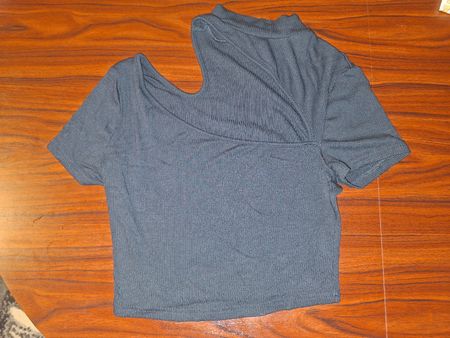Haut court noir découpe asymétrique, taille M
