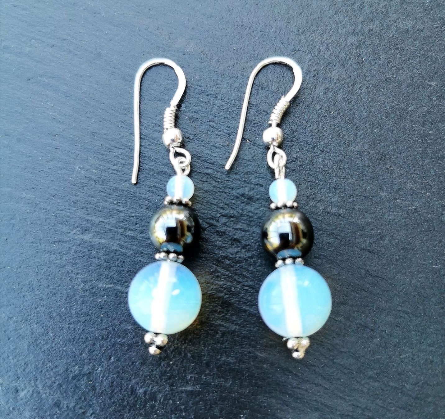 Ohrringe & -stecker: Boucles d'oreilles Opalite et Hématite – Neu und originalverpackt aus Veyrier von Leilazizou 1