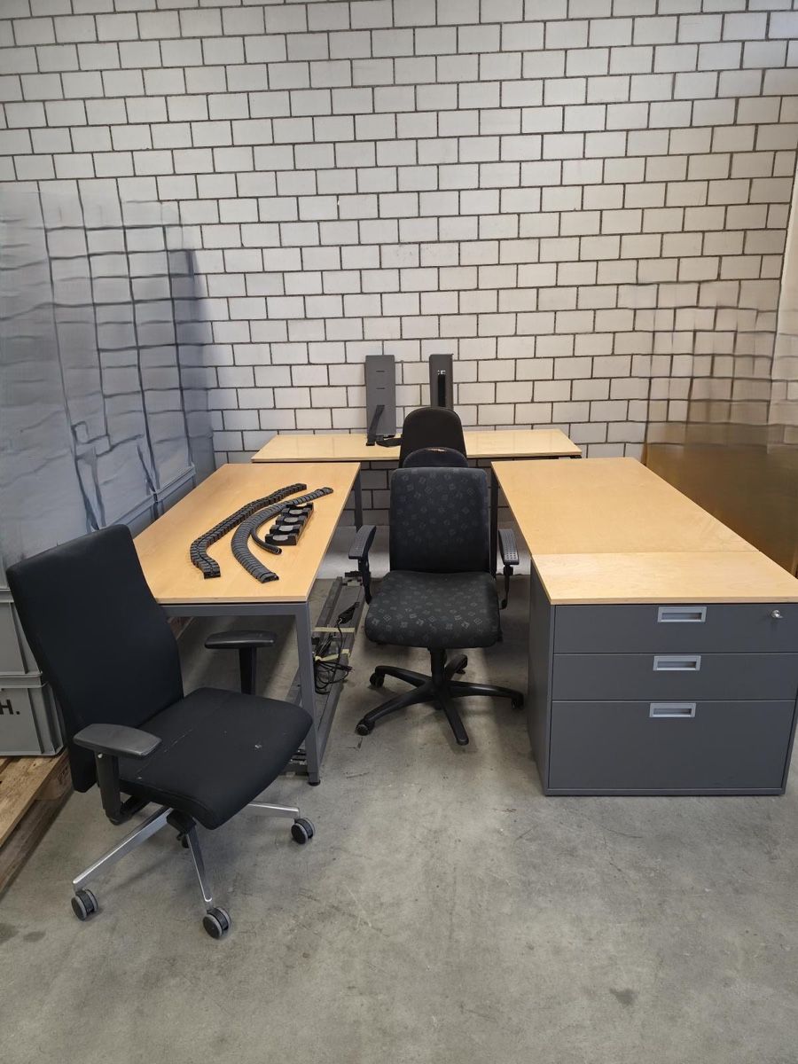 Bureaux: 12 Burotische – D'occasion à Aesch BL par ina-els 1