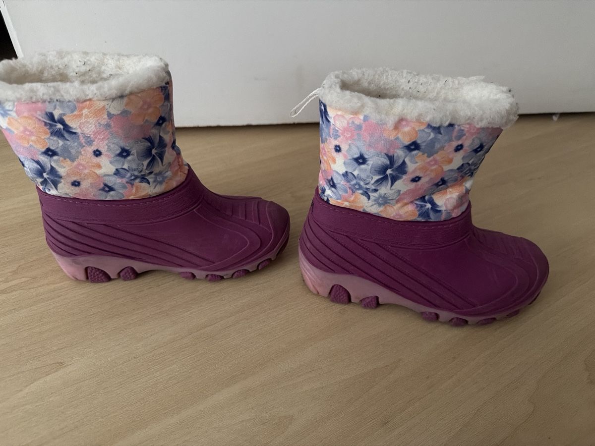 Scarpe per ragazze: Winterstiefel Grösse 28 mit Leuchteffekt – Usato da Rotkreuz venduto da Bikiii87 1