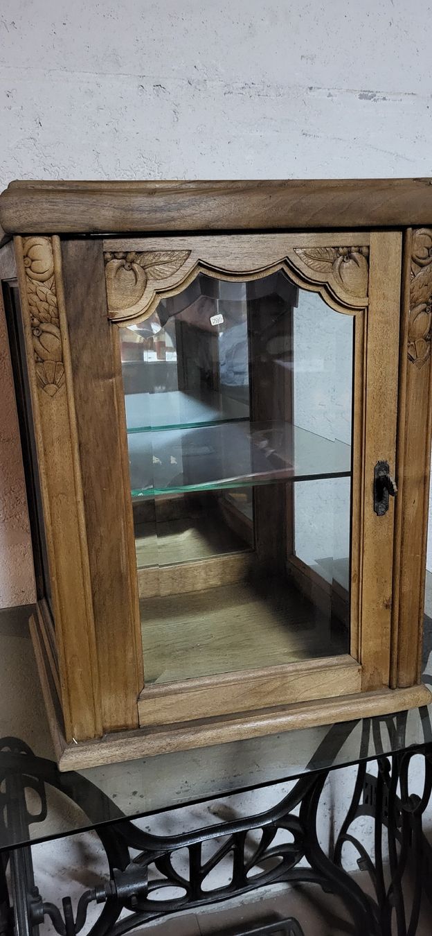 Vitrinen: Wunderschön und einzigartige Vitrine – Gebraucht aus Bellach von Kebjeer