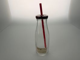 Glasflasche mit Deckel und rotem Trinkhalm 5 dl neu
