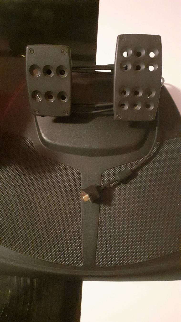 Logitech Controller: Logitech MOMO Racing Force Feedback Wheel – Neu (gemäss Beschreibung) aus Möhlin von Marderli 2