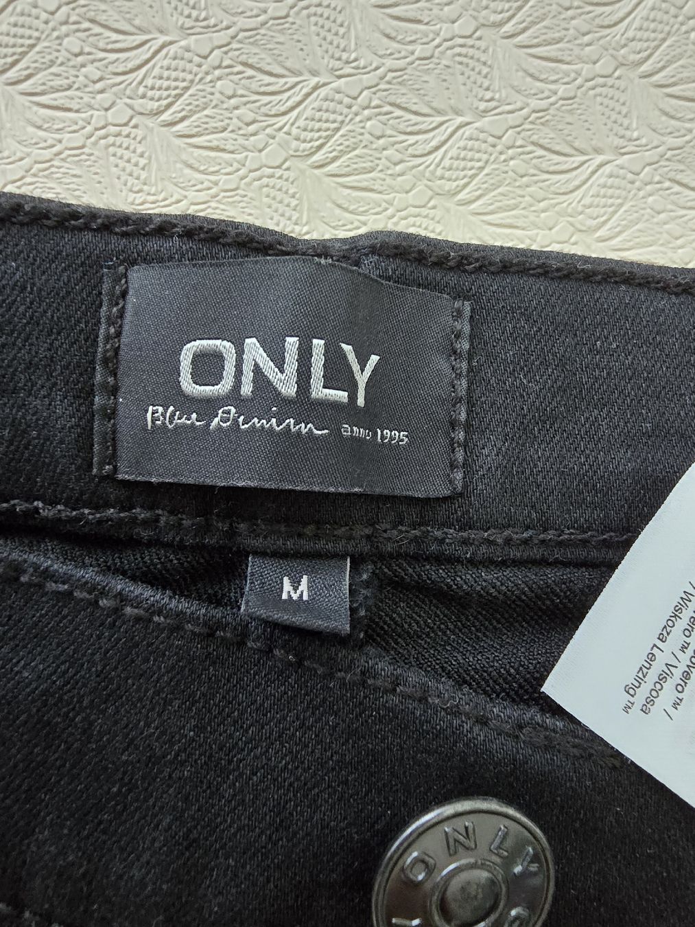 Only Pantaloni: Caprihosen von Only Grösse M schwarz Jeansoptik elastisch – Usato da Lenzburg venduto da Lavendercupcake 3