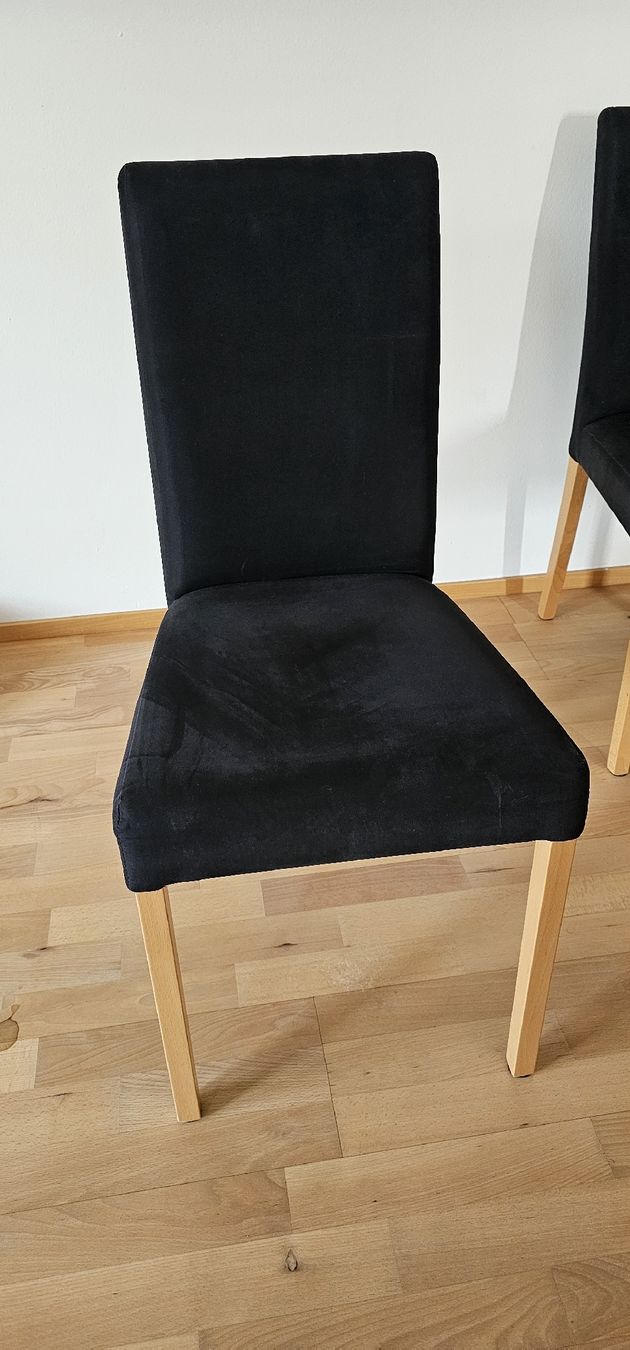 Chaises: 4 schwarze Stoffstühle mit hellen Holzbeinen – D'occasion à Illgau par smili2591 1