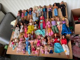 Barbie Puppen 43 Stück, ca. 120 Kleider etc. aus den 1970er
