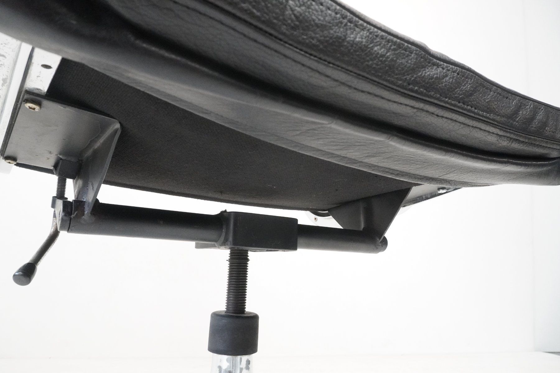 Herman Miller Sedie: Herman Miller Eames Soft Pad EA219 Leder Designklassiker – Usato da Bad Zurzach venduto da QLASSIQ 9
