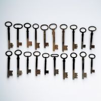 Lot 20 grandes clés anciennes en fer forgé XVIIIe ou XIXe s.