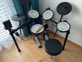 Roland V-Drum inkl. Pedal u. Stuhl