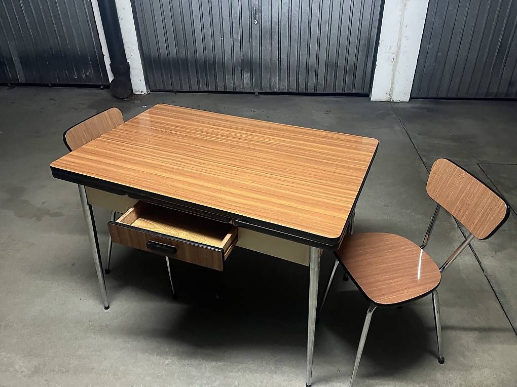 Set di tavolo e panche: Table vintage extensible en Formica + 2 chaises – Usato da Lausanne venduto da Ariel_Zimann 1