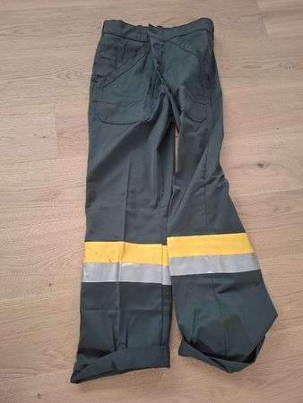 Arbeitshose, grün mit Reflektorstreifen, Grösse 48