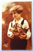 Enfant portant un panier de roses