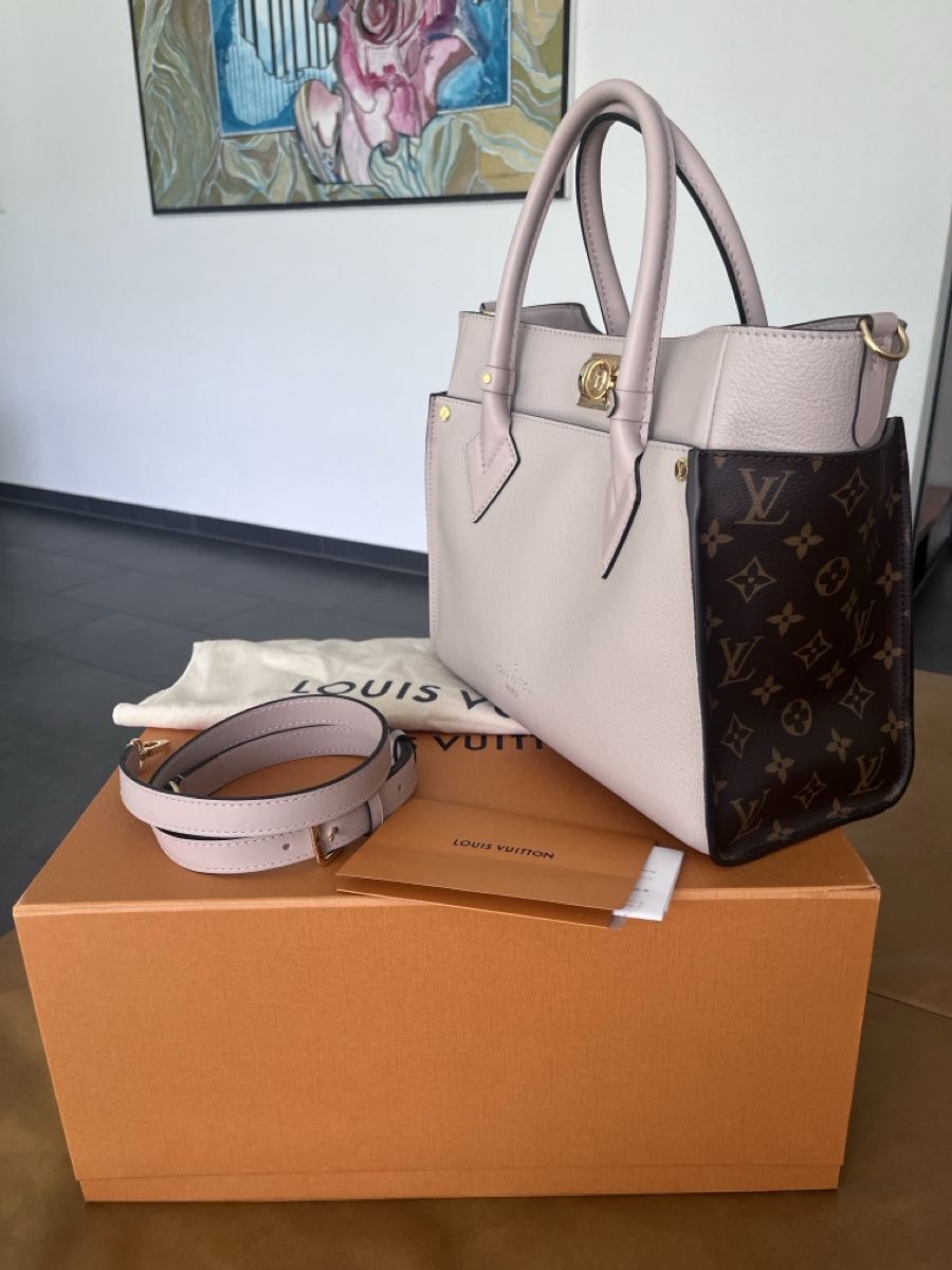Louis Vuitton Borse: Louis Vuitton ON MY SIDE MM GREIGE MNG - M58485 – Nuovo e nell'imballaggio originale da Oberriet SG venduto da jan_vc82