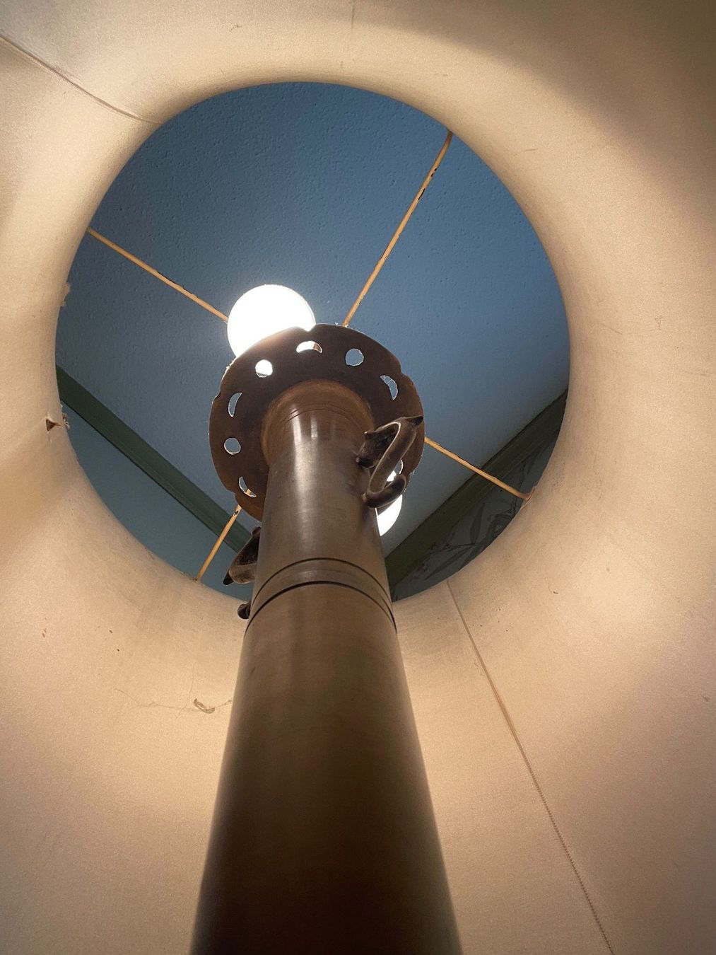 Lampen: Antike Grosse Messinglampe mit Lampenhut – Gebraucht aus Volketswil von rubin74 4