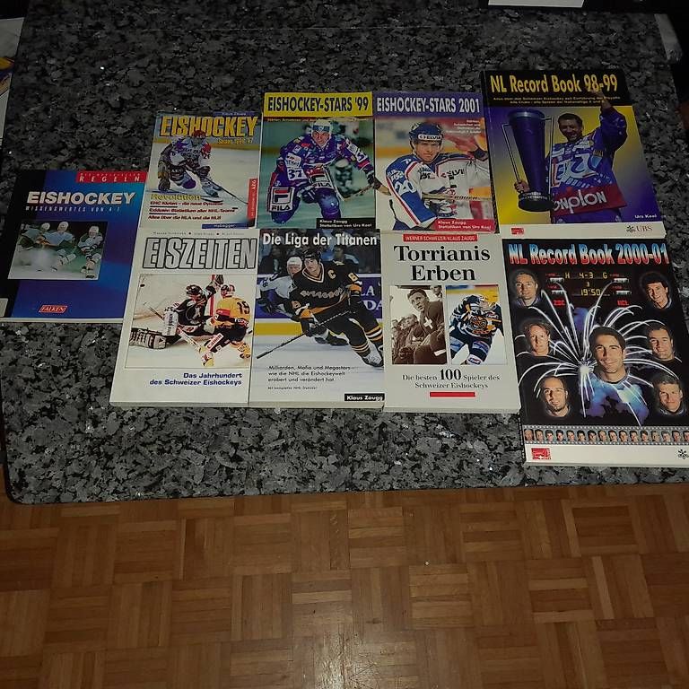 Libri: Diverse Eishockey Bücher – Usato da Cham venduto da vento9