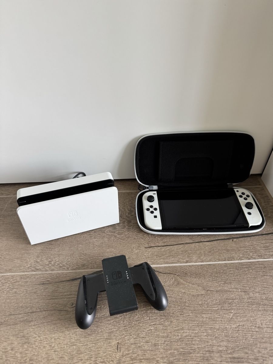 Nintendo Konsolen: Nintendo Switch (OLED model) in weiss mit Tasche – Gebraucht aus Effretikon von ste_yh9g