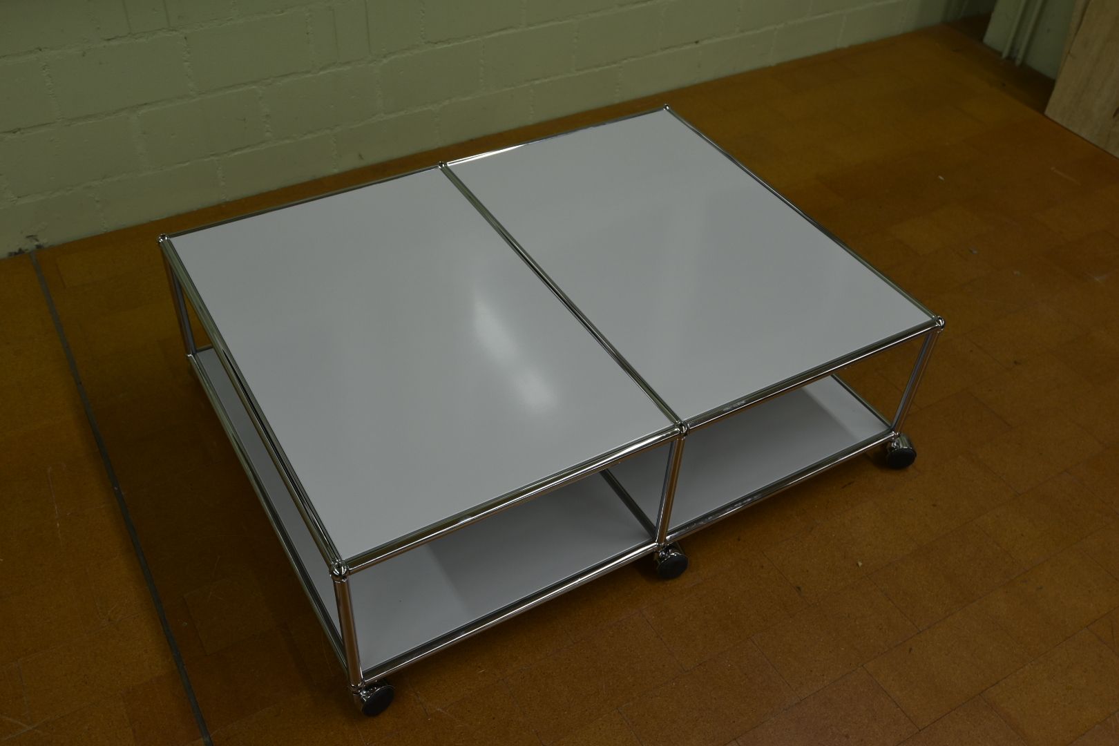 USM Tavoli: Designer Couchtisch USM Haller mit Rollen – Usato da Lichtensteig venduto da Usedinstorecom 1