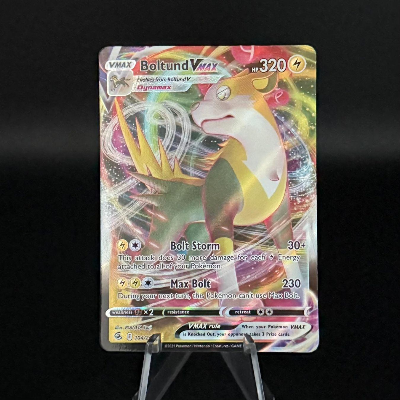 Pokémon Carte collezionabili: Boltund VMAX #104 Pokemon Fusion Strike – Usato da Feuerthalen venduto da Plazatoys
