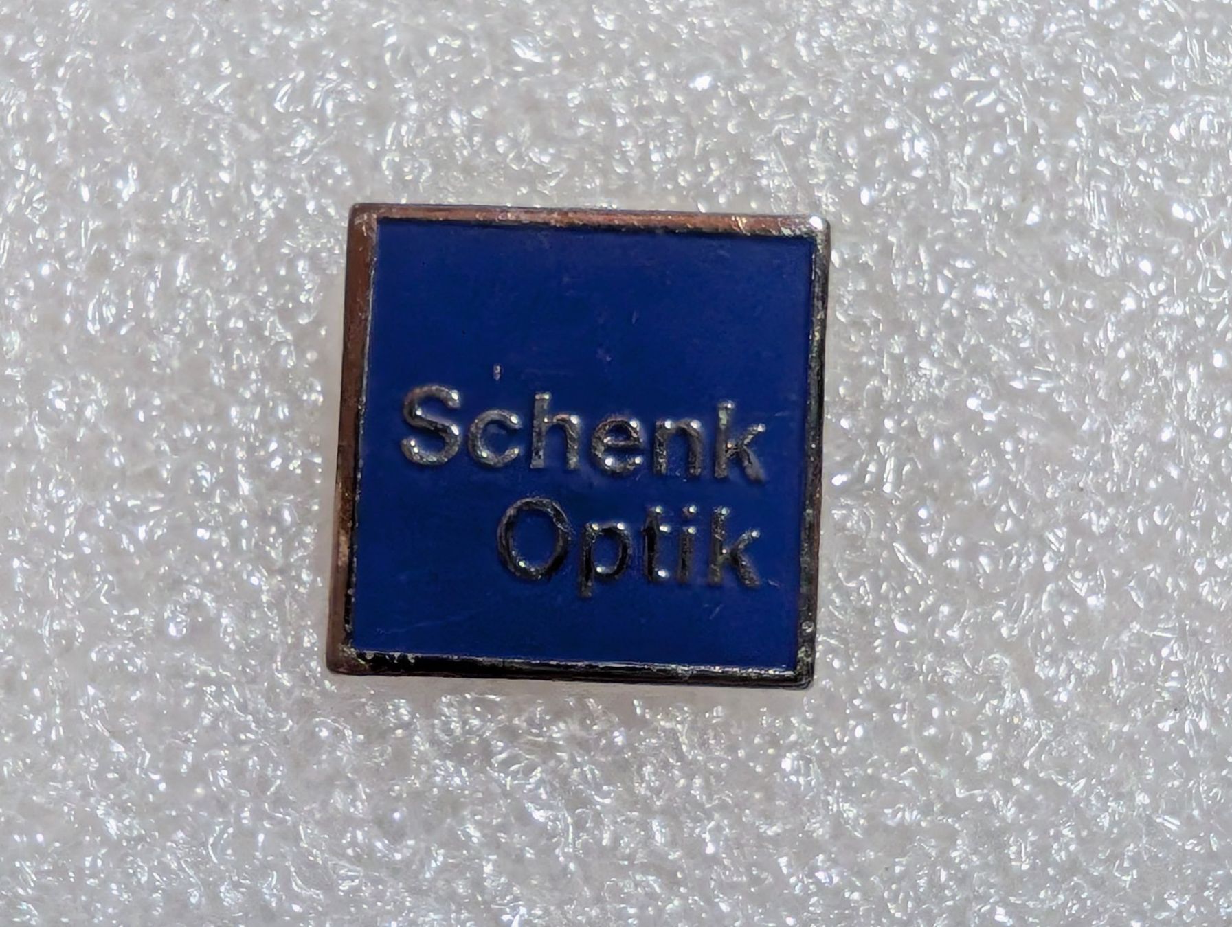 Placchette & Badge: Ansteckpin 251: Schenk Optik – Usato da Oppligen venduto da Pin-Fall-Shop