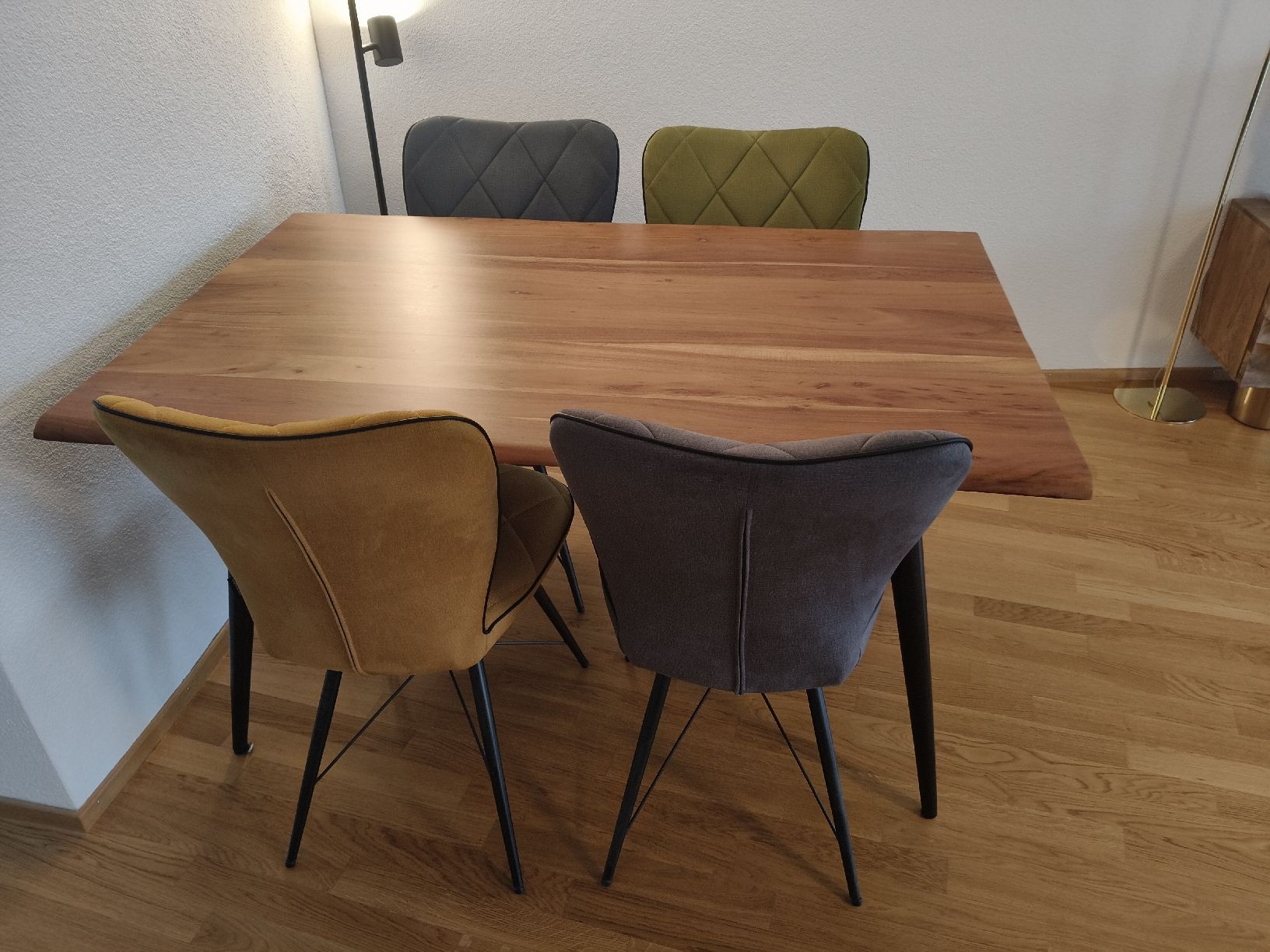 Set di tavolo e panche: Esstisch mit 4 Stühlen – Usato da Emmen venduto da Kaeferfreak74