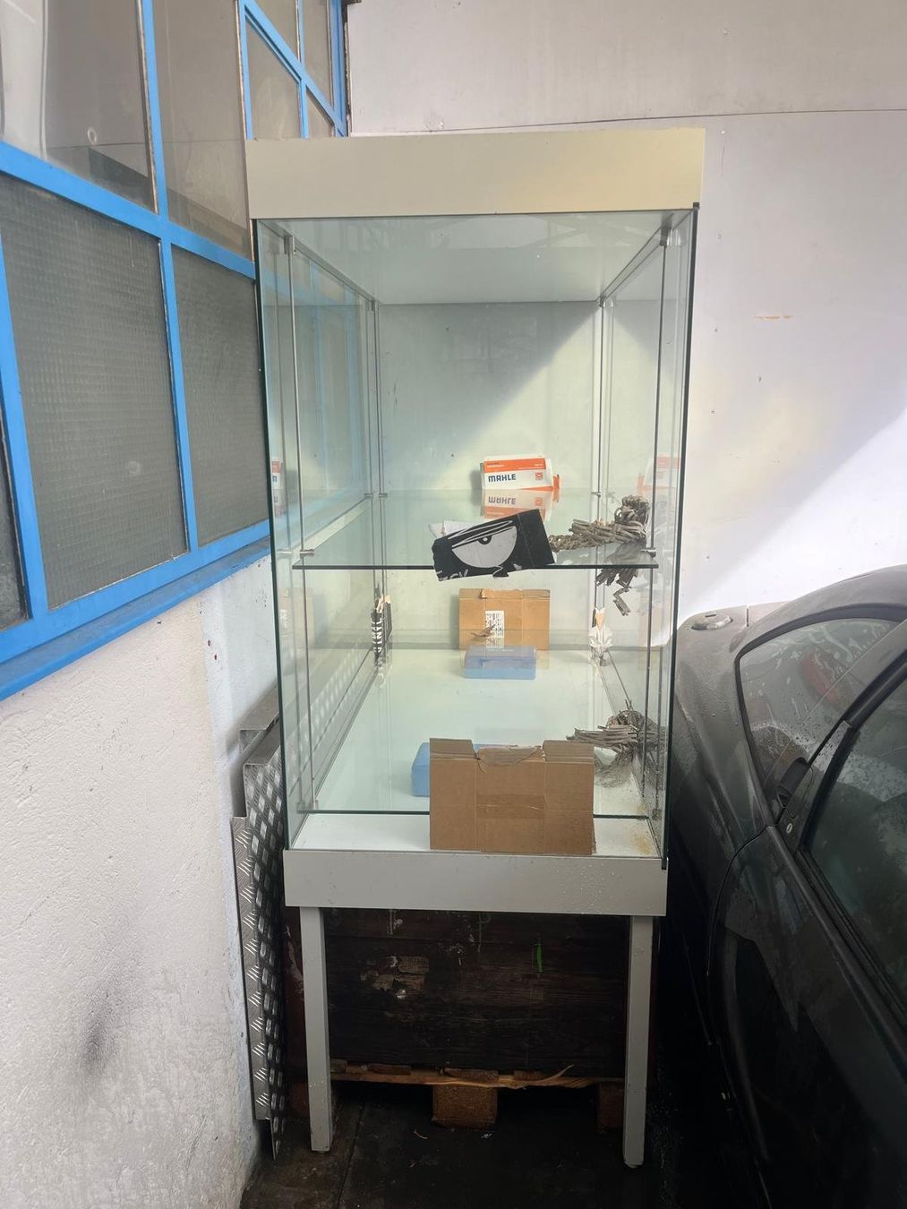 Vetrine: Grosse Vitrine gebraucht – Usato da Zürich-Schwamendingen venduto da Josts_ToeffladeAG 2