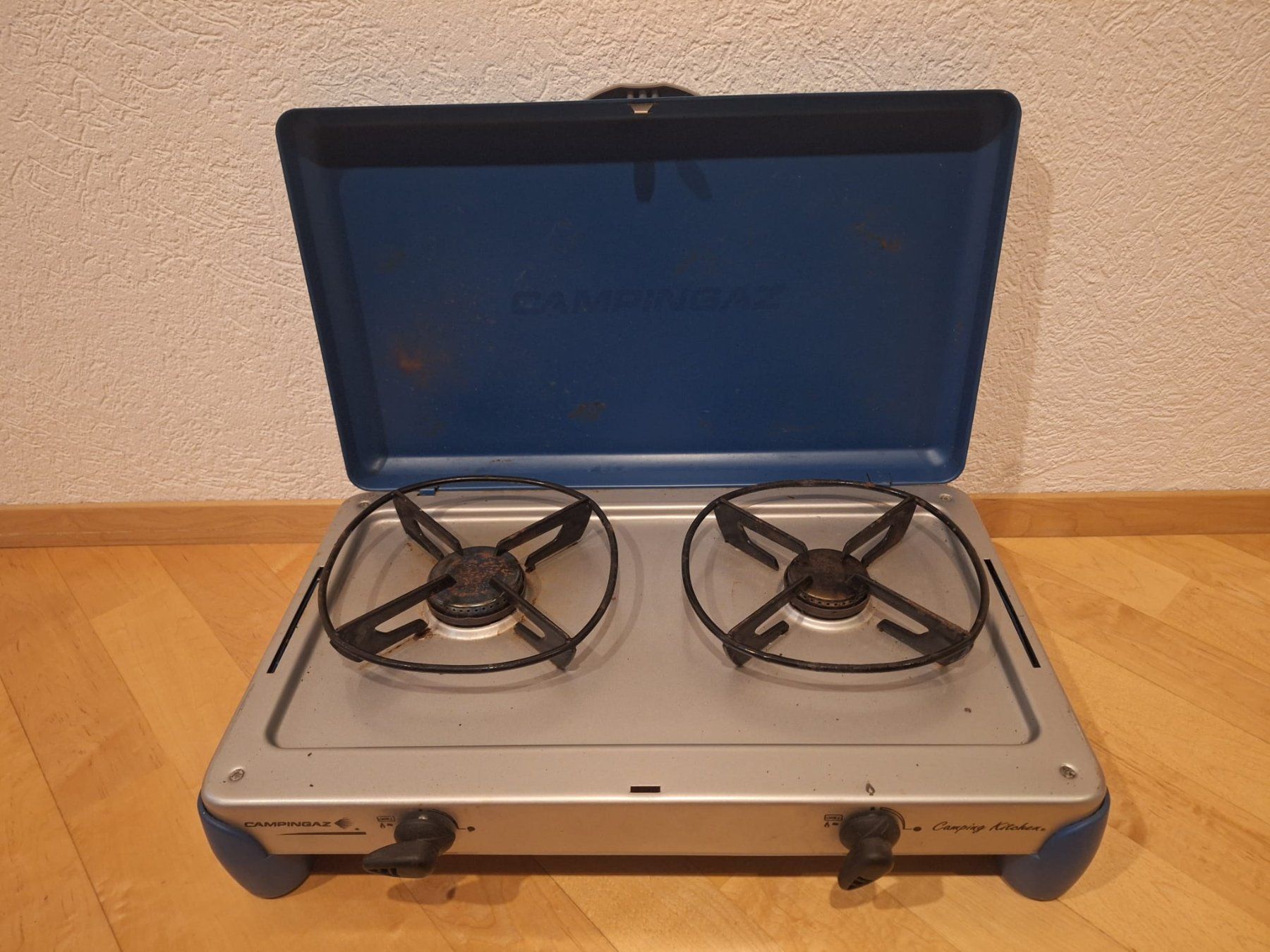Campingaz Cucine: Campingaz Camping Kitchen 2-flammiger Gaskocher – Usato da Ipsach venduto da nik_6hkj